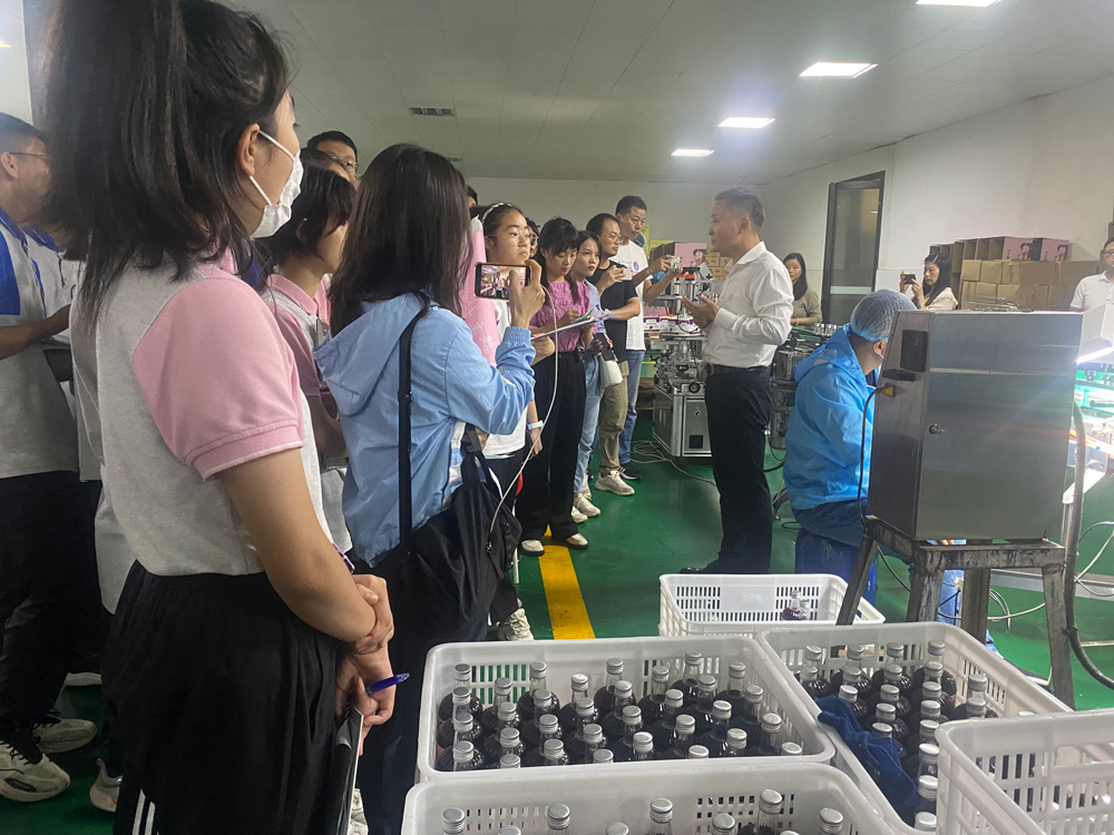 合肥第四十六中学参观草莓视频污污下载果酒生产基地